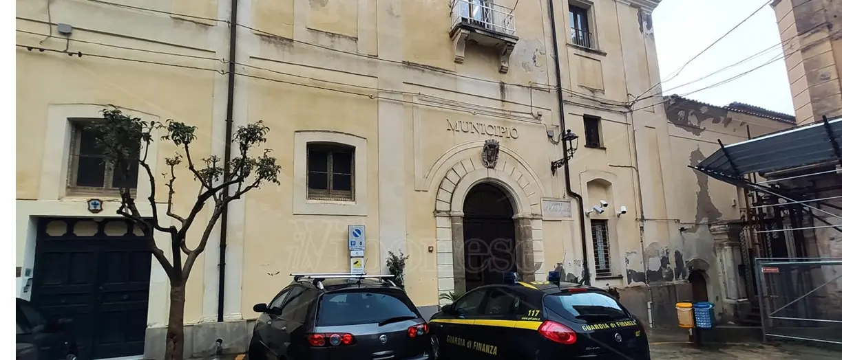 Cimitero degli orrori, a Tropea finisce nella bufera pure la politica