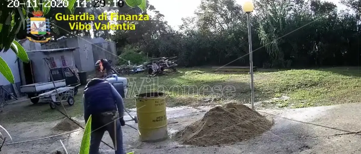 Orrore a Tropea: cadaveri fatti a pezzi a mani nude e dati alle fiamme. Il video shock