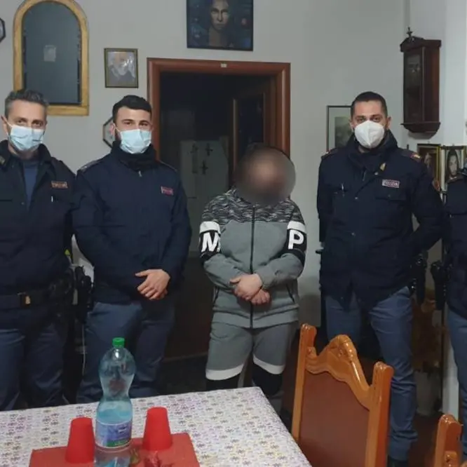Vaga per Vibo impaurita e senza soldi, i poliziotti le pagano l’alloggio
