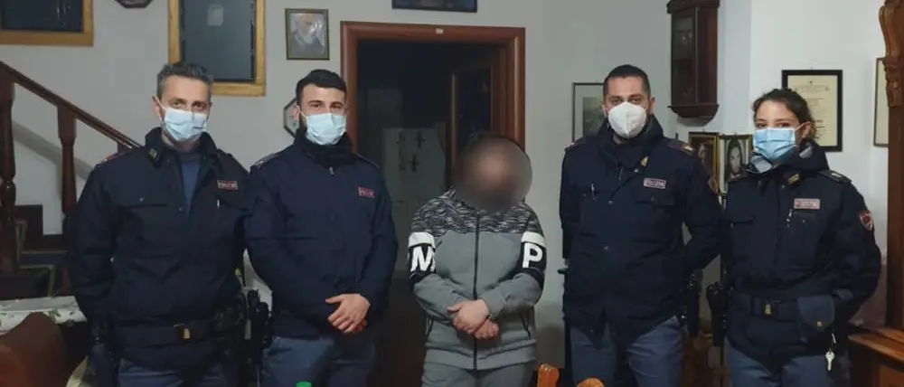 Vaga per Vibo impaurita e senza soldi, i poliziotti le pagano l’alloggio