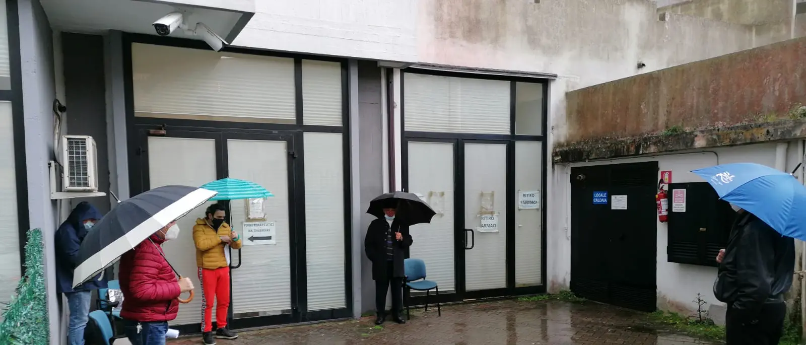 Farmacia territoriale di Vibo, gli utenti lasciati in balìa di pioggia e vento