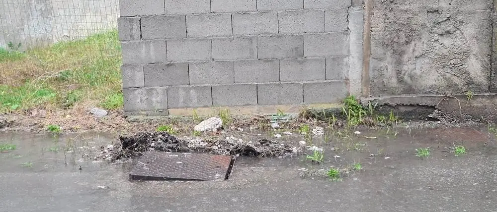 Bivona, rifiuti e liquami in strada. Patania al sindaco: «Degrado mai visto»