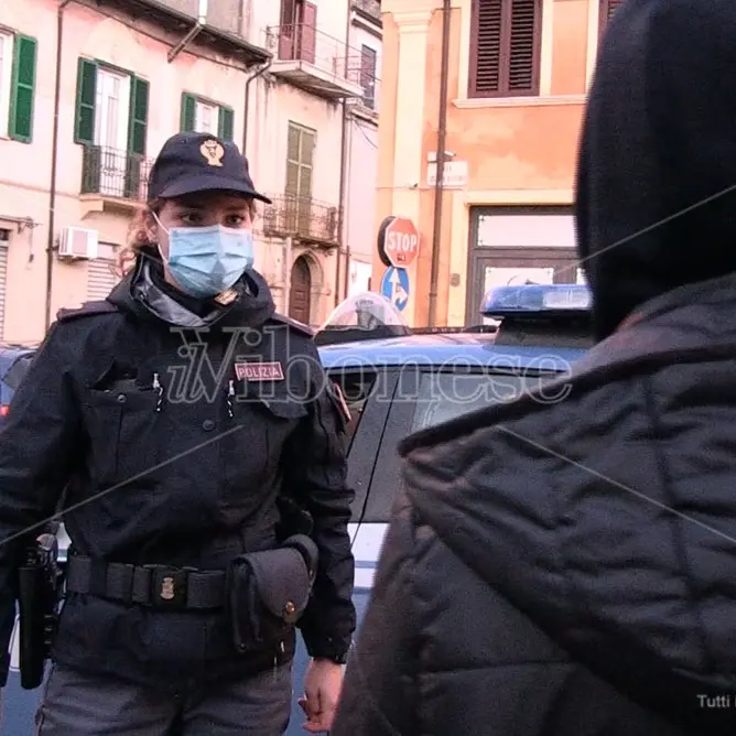 La storia di Anna: dal gelo della notte di Vibo al calore della solidarietà - Video
