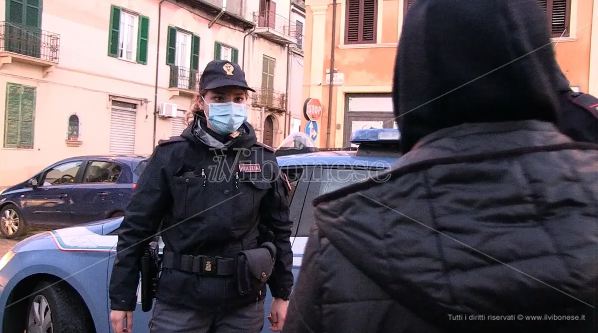 La storia di Anna: dal gelo della notte di Vibo al calore della solidarietà - Video