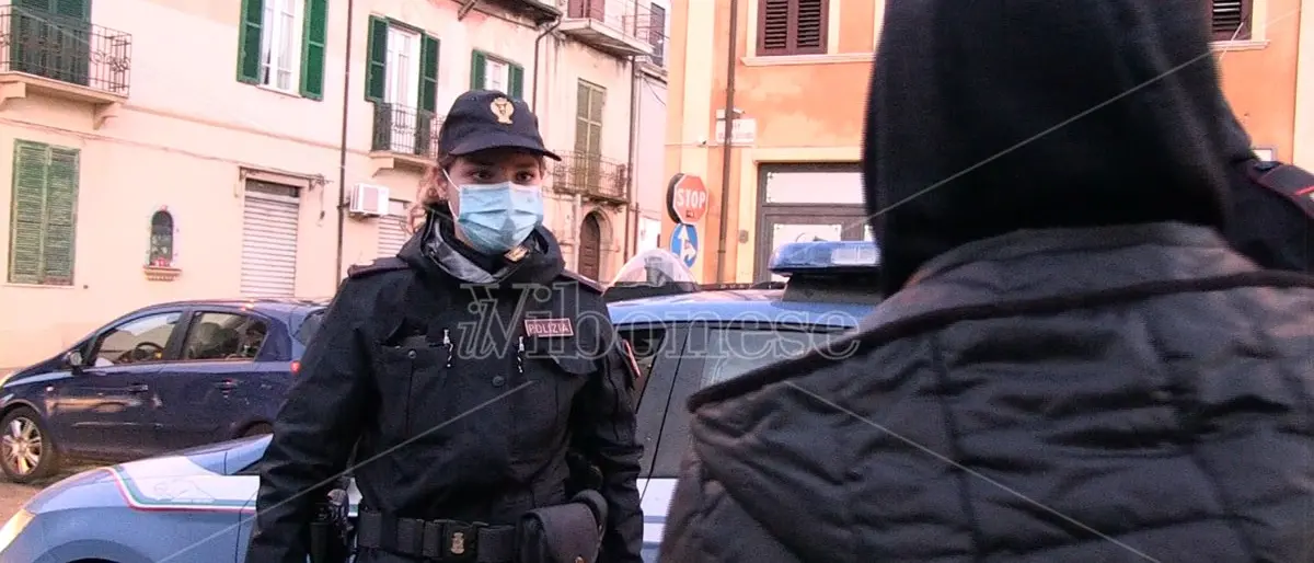 La storia di Anna: dal gelo della notte di Vibo al calore della solidarietà - Video