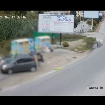 Filmato mentre abbandona rifiuti a Vibo, il sindaco: «Più lo fate più vi multiamo» - Video