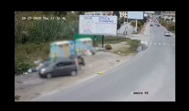 Filmato mentre abbandona rifiuti a Vibo, il sindaco: «Più lo fate più vi multiamo» - Video