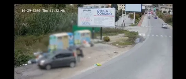 Filmato mentre abbandona rifiuti a Vibo, il sindaco: «Più lo fate più vi multiamo» - Video