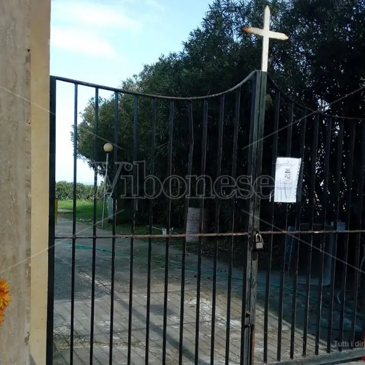 Cimitero degli orrori a Tropea, la Procura di Vibo chiede il rinvio a giudizio