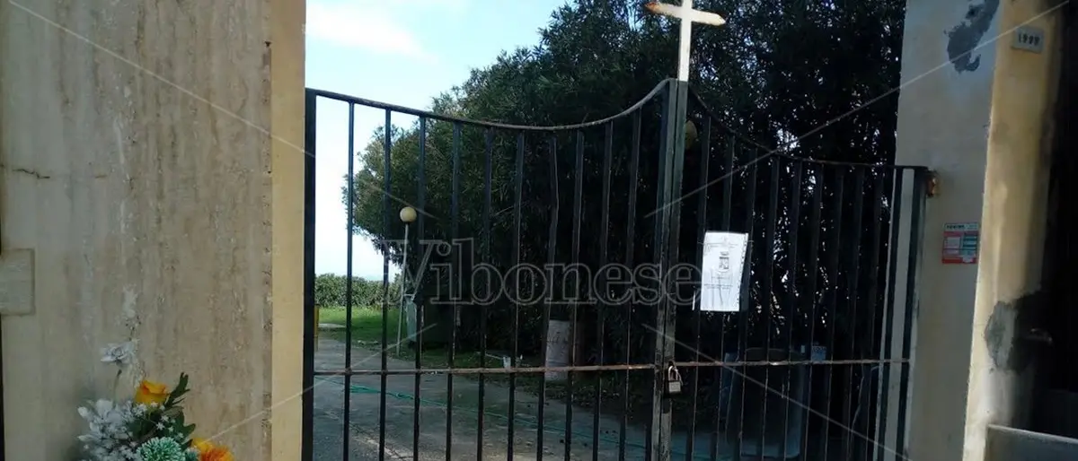 Cimitero degli orrori a Tropea, non c’è il consenso del pm per il patteggiamento