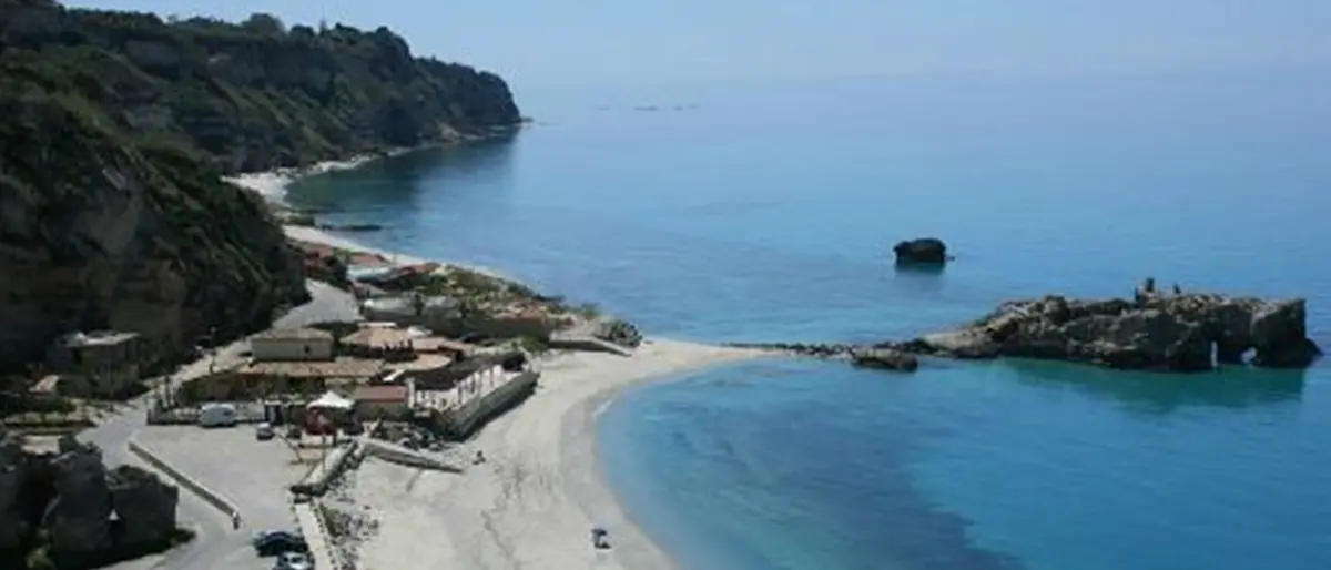 Operazione Olimpo: la “guerra” degli ombrelloni a Baia di Riaci, fra minacce, intimidazioni e pistole