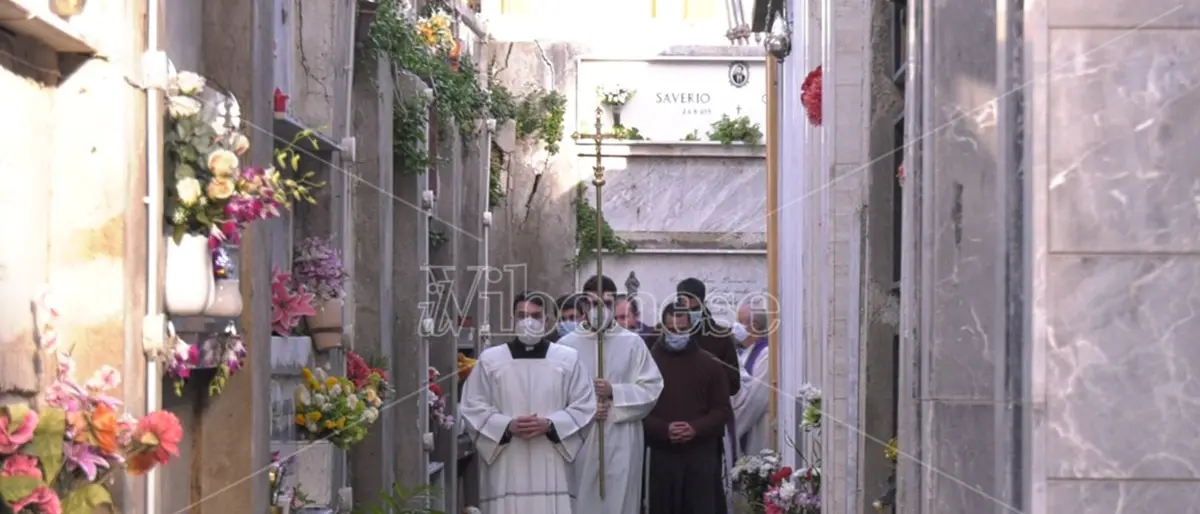 Tropea, la benedizione delle salme nel cimitero degli orrori - Video