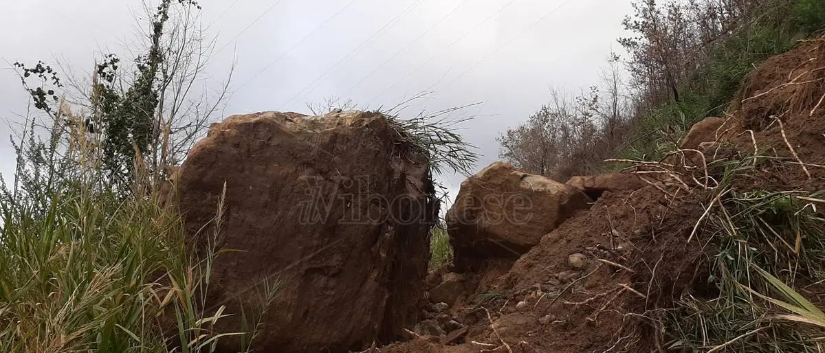 Massi in bilico sulla Statale 18, chiuso il tratto tra Vibo e la Marina - Foto