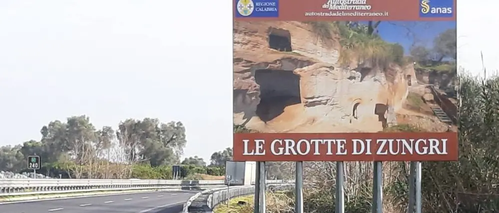 Zungri, l’Anas promuove le “Grotte degli sbariati” sui cartelloni dell’A2