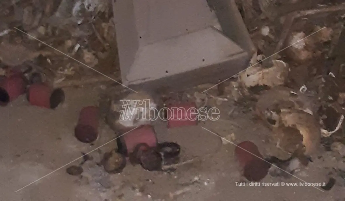 I carabinieri all’ossario di Pizzo: resti umani e rifiuti cimiteriali ma tutto risale a ben settant'anni fa