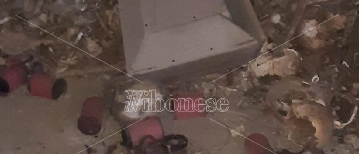 I carabinieri all’ossario di Pizzo: resti umani e rifiuti cimiteriali ma tutto risale a ben settant'anni fa