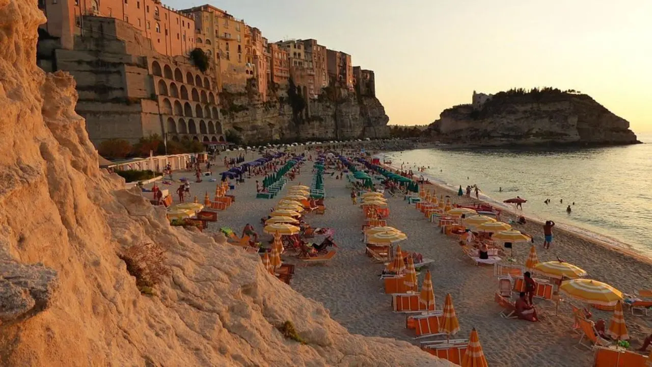 Tropea, il Comune mette a gara le concessioni per due spazi da destinare ad attività turistico-balneari: ecco dove