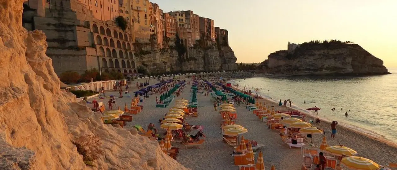 Tropea, il Comune mette a gara le concessioni per due spazi da destinare ad attività turistico-balneari: ecco dove