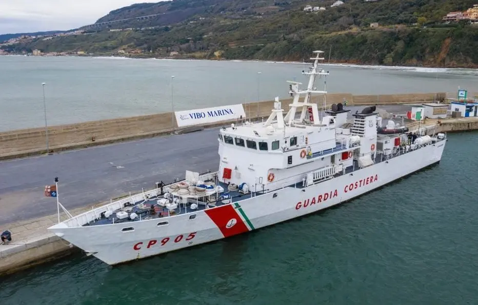 Guardia costiera, il pattugliatore Alfredo Peluso ormeggiato al porto di Vibo Marina