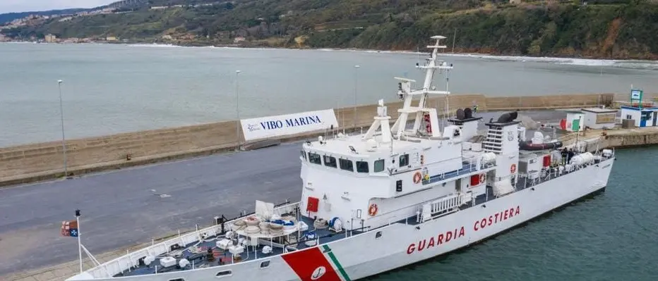 Guardia costiera, il pattugliatore Alfredo Peluso ormeggiato al porto di Vibo Marina