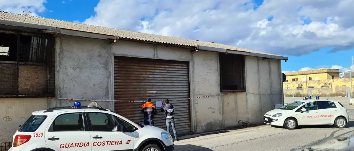 Vibo Marina, sequestrato capannone abusivo con tetto in eternit