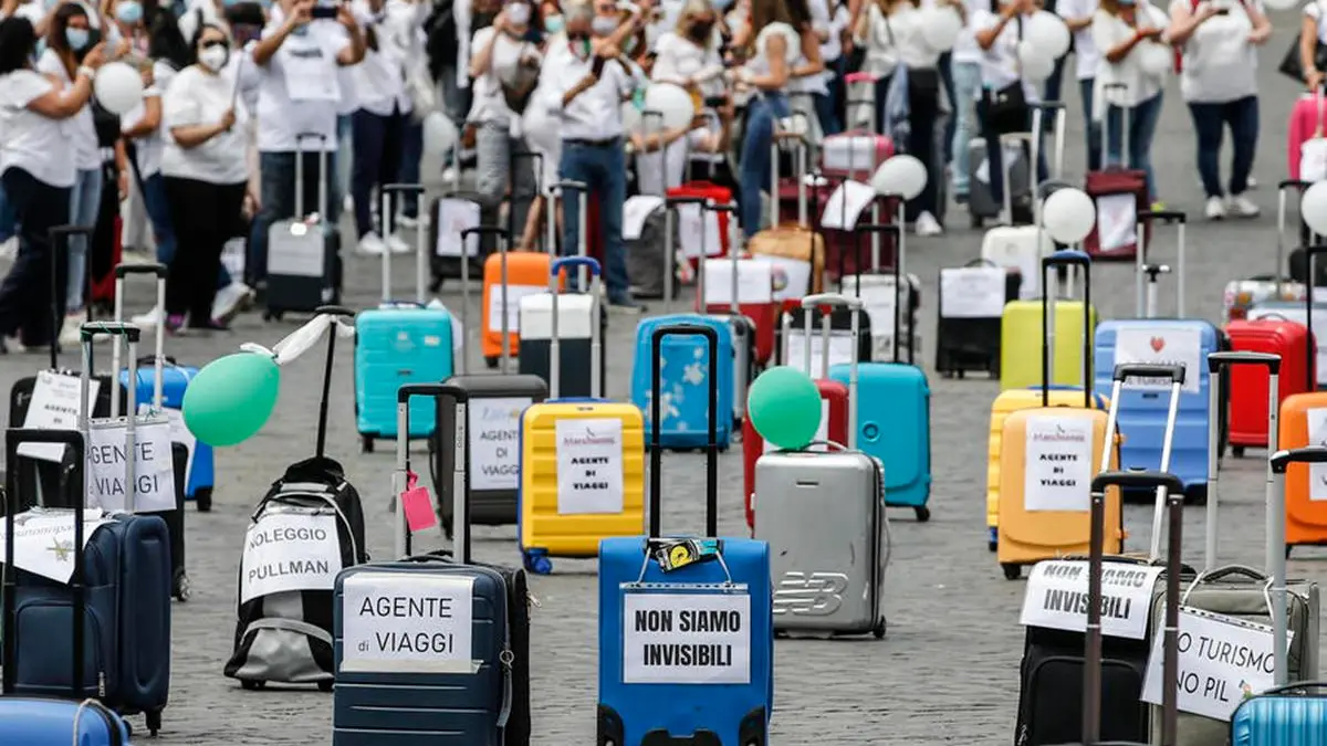 Holders of travel agencies and tour operators protest in Piazza del Popolo, asking for financial aid from the Government to deal with the economic crisis due to the coronavirus COVID-19 emergency, in Rome, Italy, 04 June 2020. ANSA/FABIO FRUSTACI , ANSA