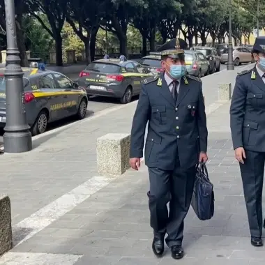 Frode fiscale a Vibo Valentia, denunciati 5 imprenditori. Sequestri per 800mila euro - Video