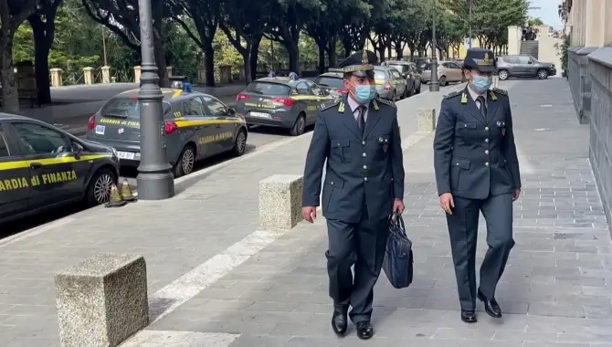 Frode fiscale a Vibo Valentia, denunciati 5 imprenditori. Sequestri per 800mila euro - Video