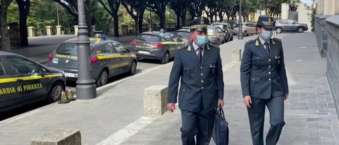 Frode fiscale a Vibo Valentia, denunciati 5 imprenditori. Sequestri per 800mila euro - Video