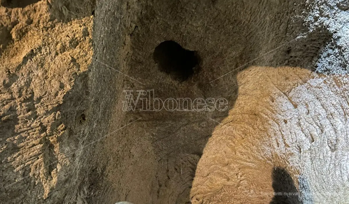 Chiesetta di Piedigrotta, crolla parte del soffitto: rinviata la riapertura - Video