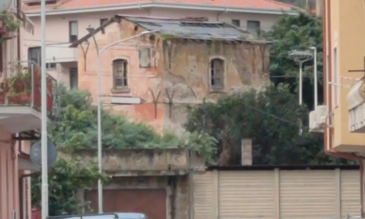 Il grande patrimonio abbandonato delle ferrovie e quei fabbricati “non pervenuti” a Vibo Marina