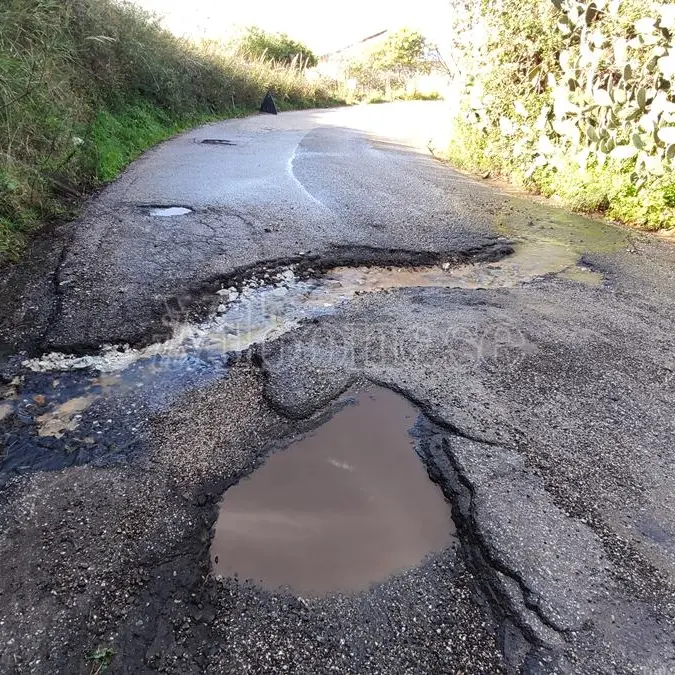 La strada tagliata in due dal ruscello: sulla Ricadi-Drapia si “guada” in curva - Video