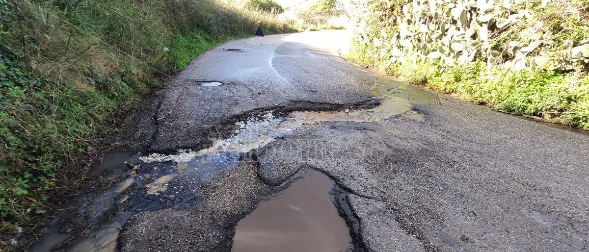 La strada tagliata in due dal ruscello: sulla Ricadi-Drapia si “guada” in curva - Video