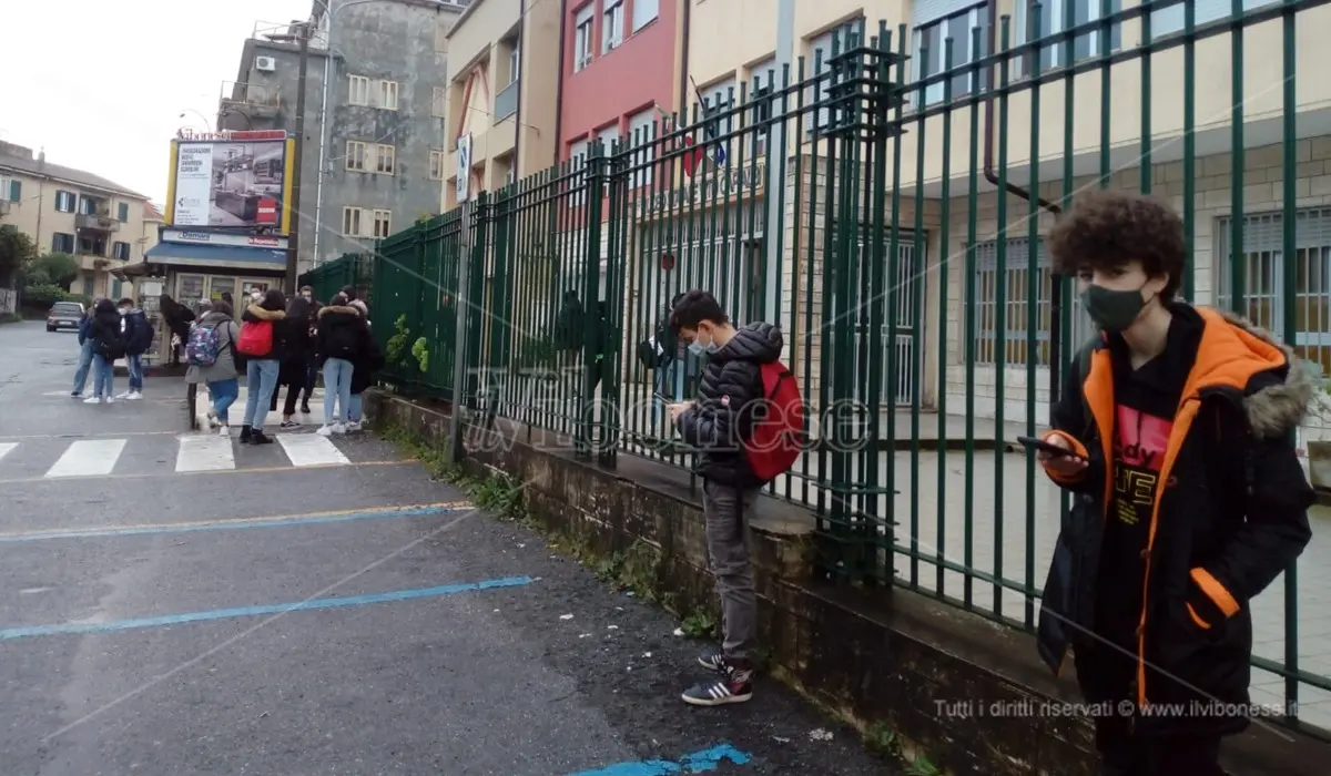 Gli studenti vibonesi al loro secondo \"primo giorno\" di scuola: l'emozione prevale sulla paura - Video