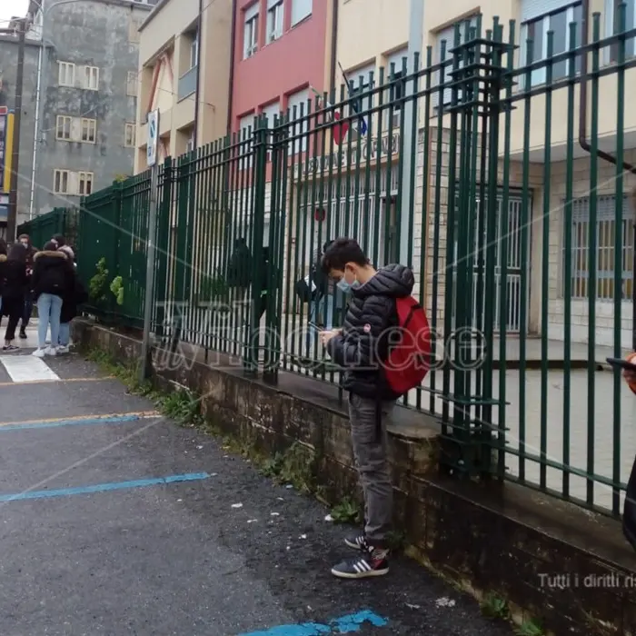 Gli studenti vibonesi al loro secondo \"primo giorno\" di scuola: l'emozione prevale sulla paura - Video