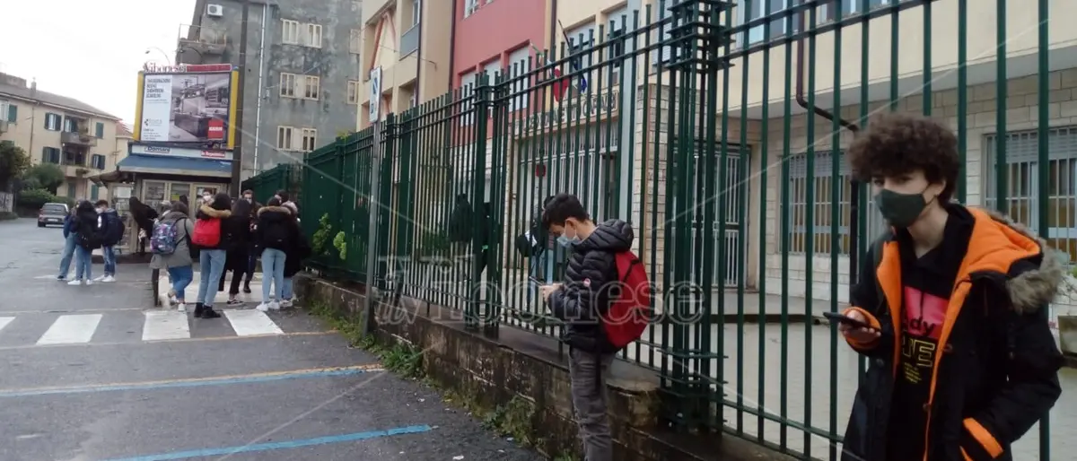 Gli studenti vibonesi al loro secondo \"primo giorno\" di scuola: l'emozione prevale sulla paura - Video