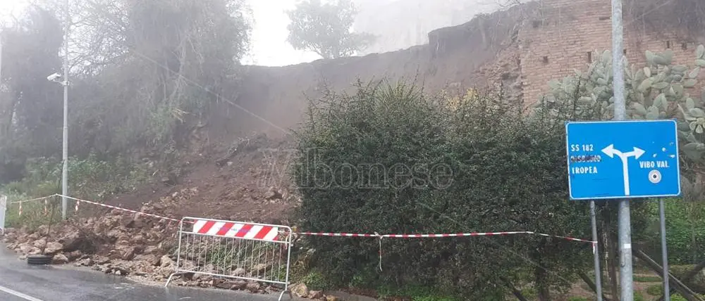 Maltempo, cede muro di contenimento alle porte di Vibo