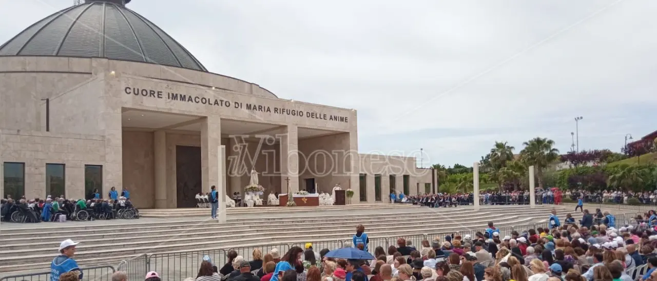 Festa della mamma, un fiume di pellegrini per l’omaggio a Natuzza: ennesimo “miracolo” di fede a Paravati