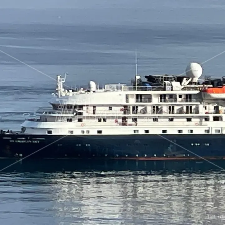 Al porto di Vibo Marina una nave da crociera “rompighiaccio” che arriva fino in Antartide: a bordo turisti inglesi e americani