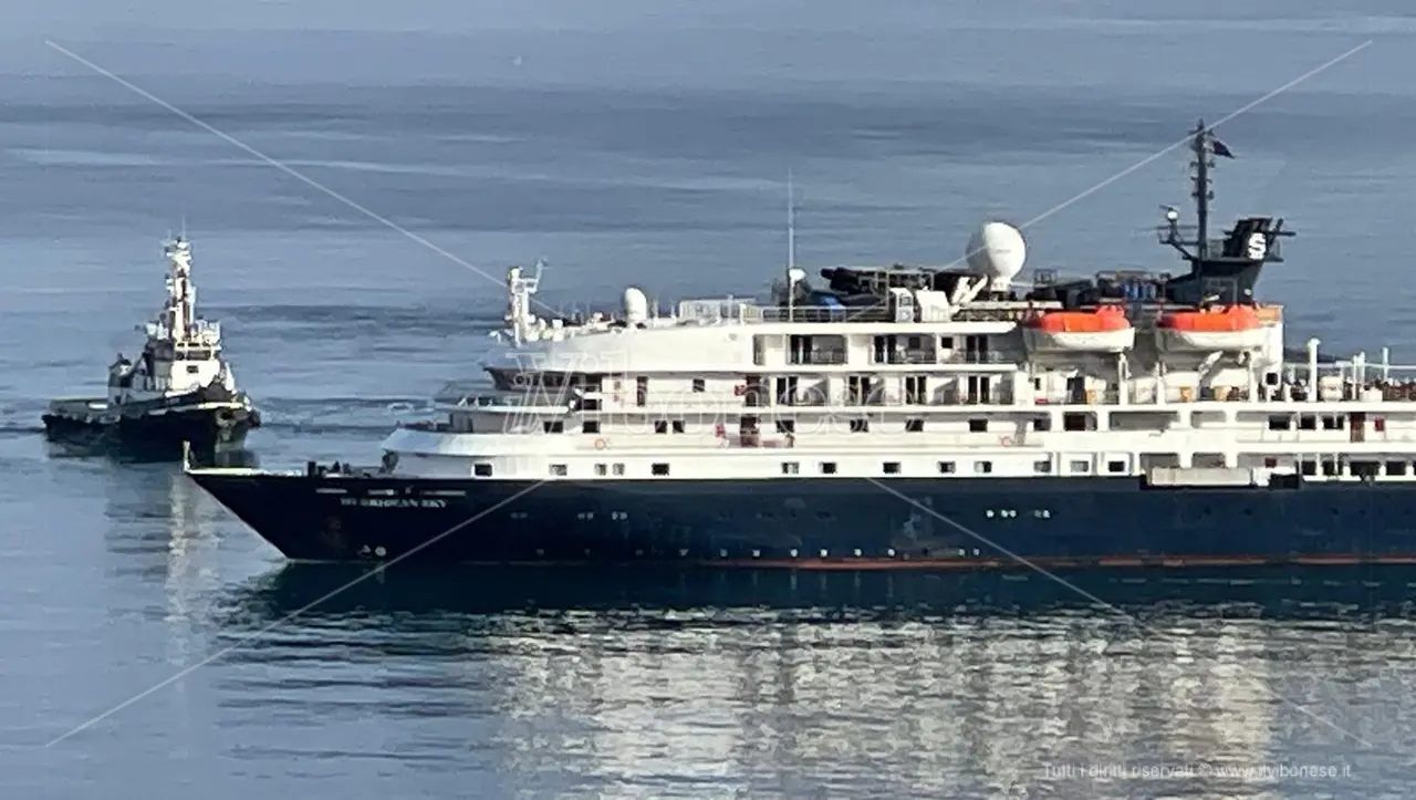 Al porto di Vibo Marina una nave da crociera “rompighiaccio” che arriva fino in Antartide: a bordo turisti inglesi e americani