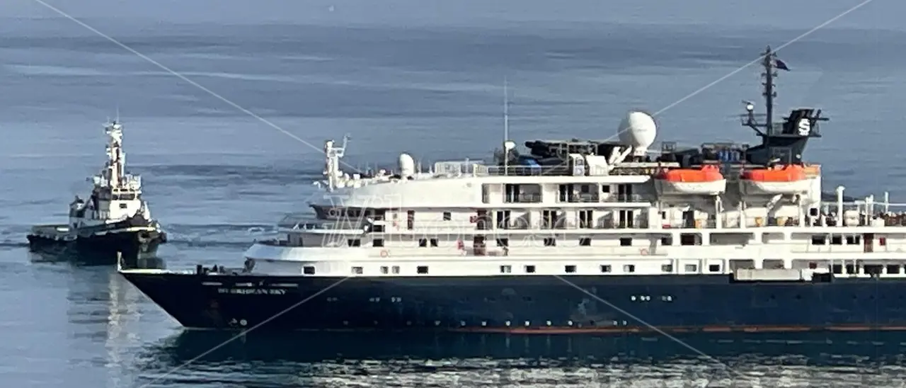 Al porto di Vibo Marina una nave da crociera “rompighiaccio” che arriva fino in Antartide: a bordo turisti inglesi e americani