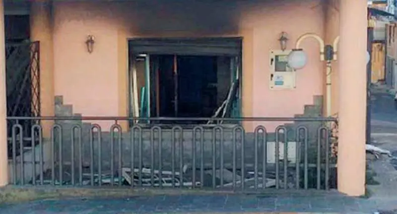Pizzeria in fiamme a San Calogero, ingenti i danni