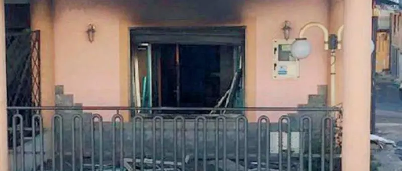 Pizzeria in fiamme a San Calogero, ingenti i danni