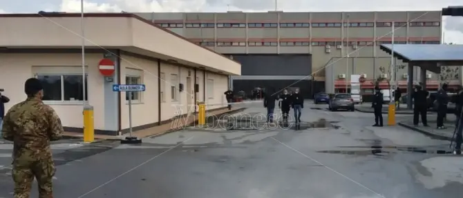 Auto degli avvocati fuori dal piazzale dell'aula bunker di Lamezia: la protesta delle toghe. E i giornalisti?