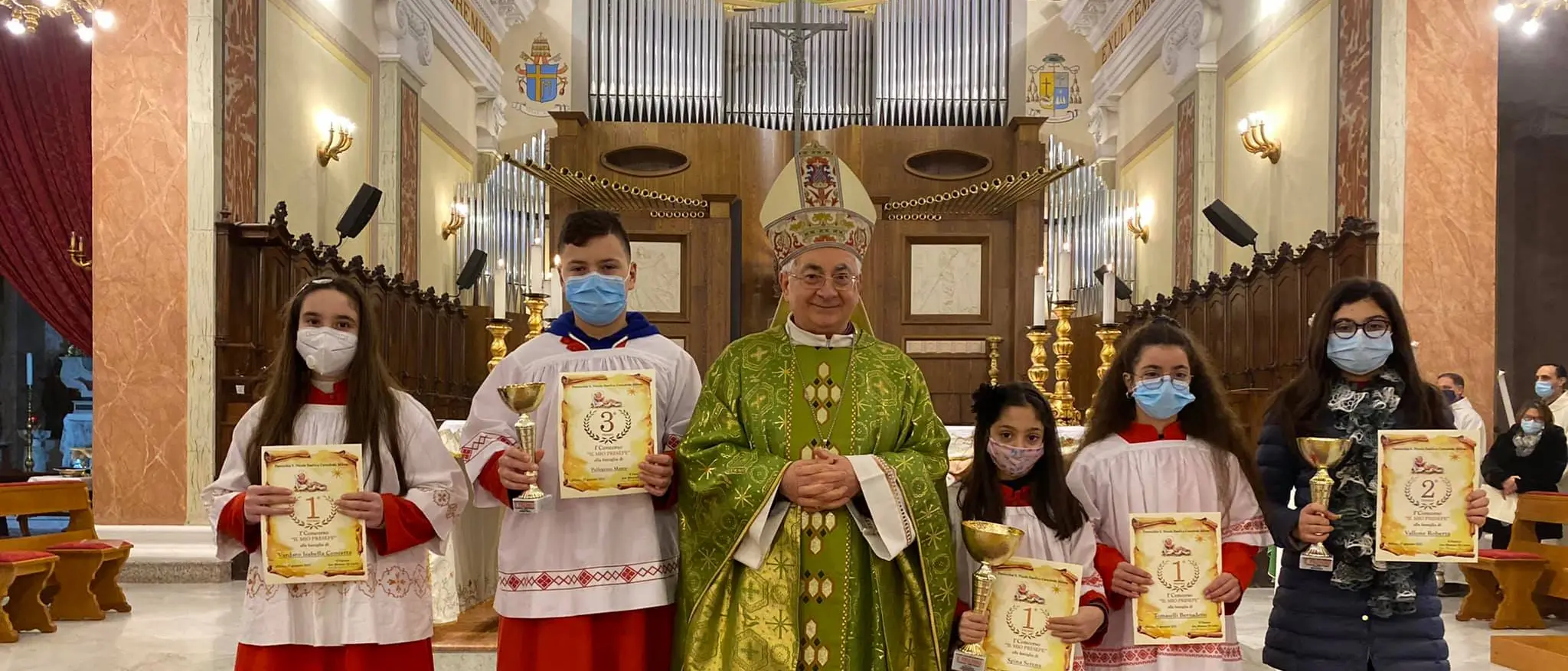 Mileto, il vescovo premia i vincitori della prima edizione de “Il mio presepe”