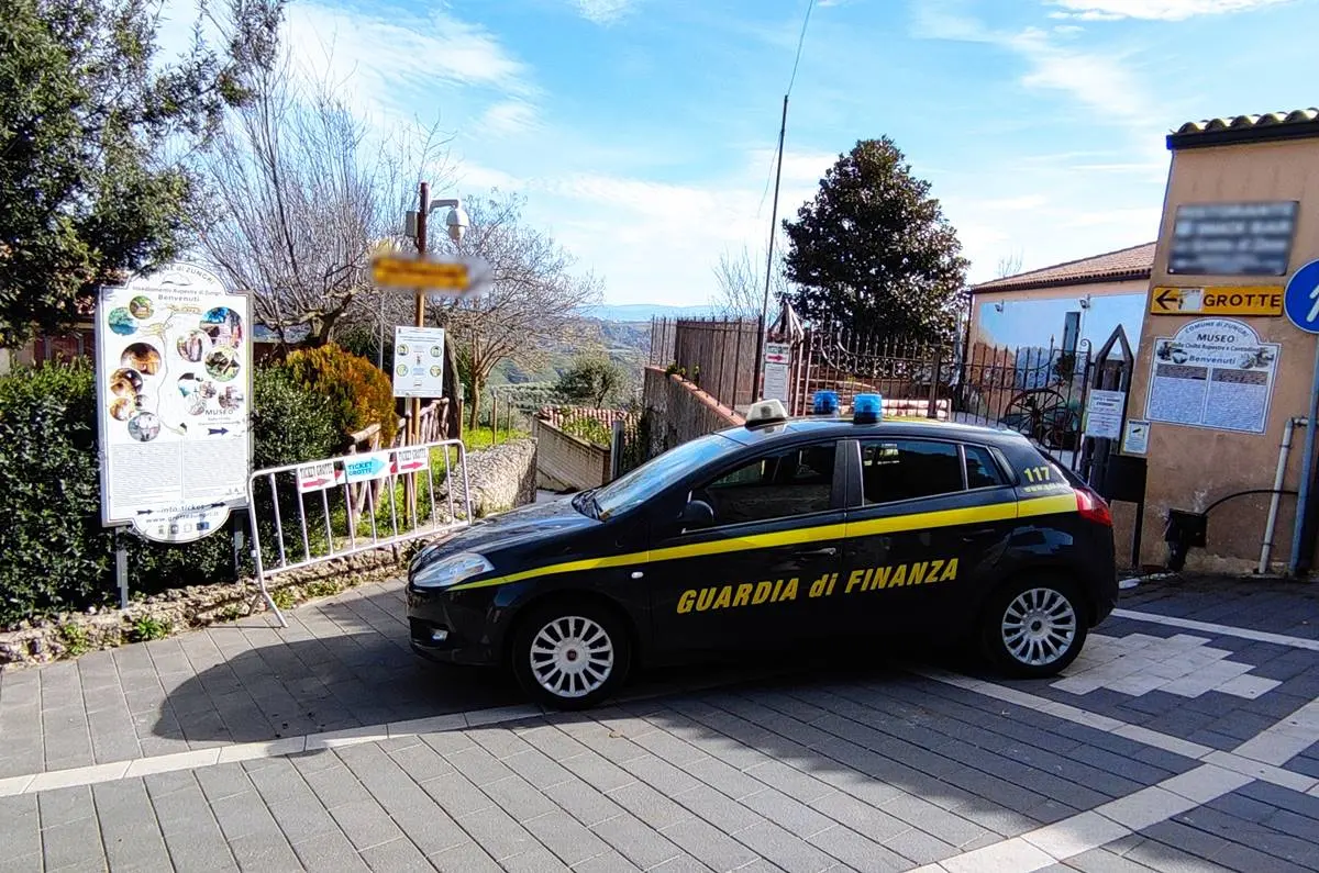 Truffa sui lavori per il recupero delle grotte, denunciati sindaco e assessore di Zungri - Video