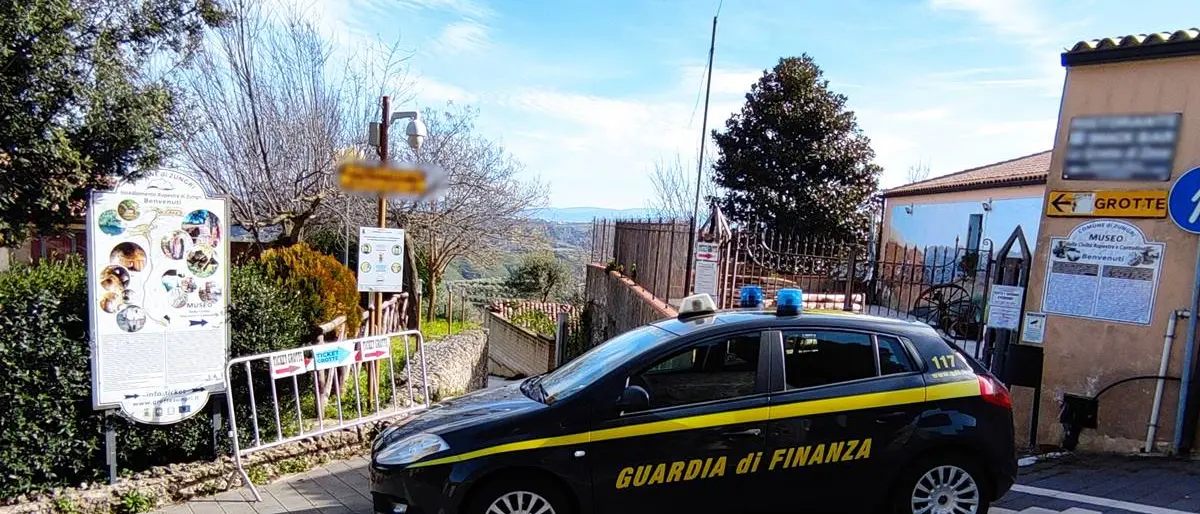 Truffa sui lavori per il recupero delle grotte, denunciati sindaco e assessore di Zungri - Video