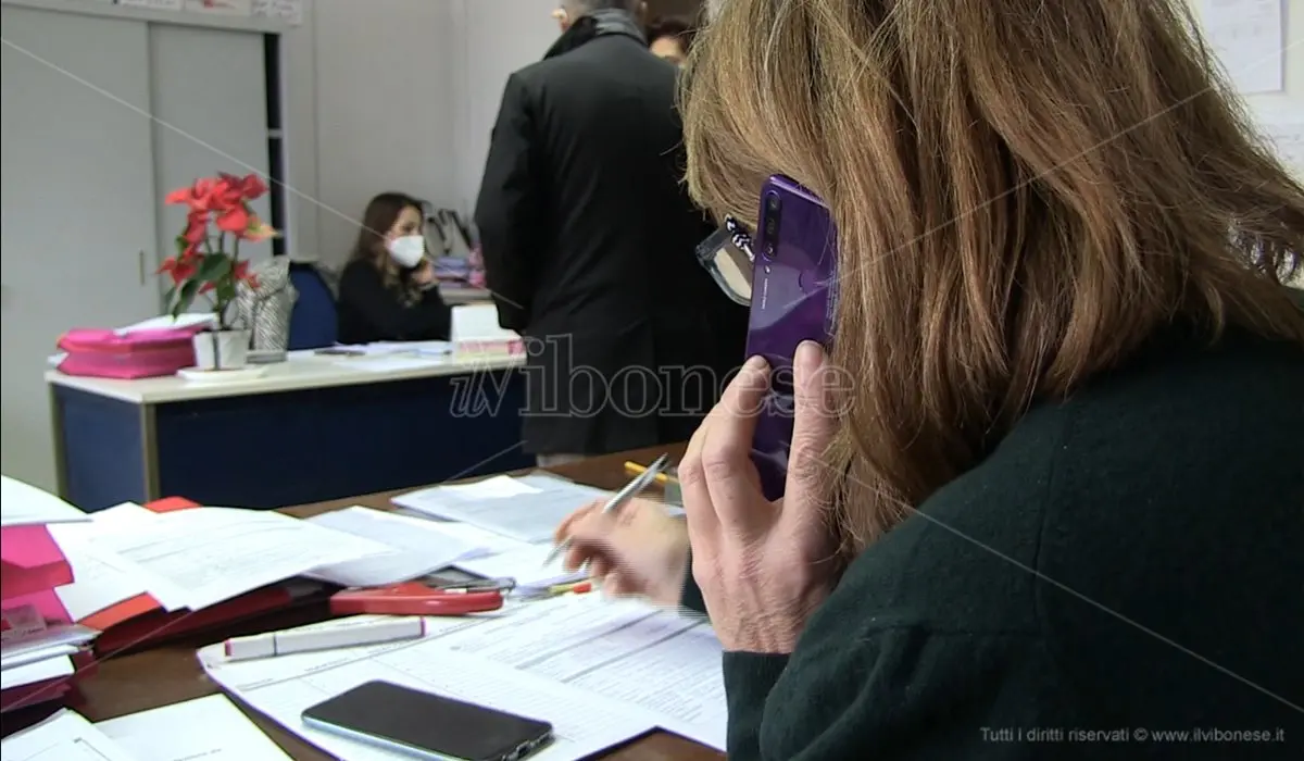 Alla ricerca dei potenziali contagiati, tra cenoni e “maialate”: ecco i detective anti-Covid di Vibo