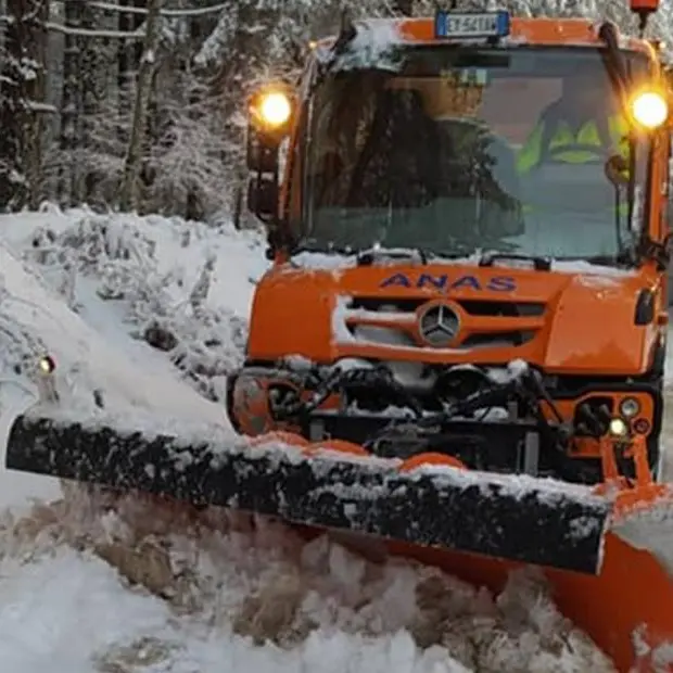 Abbondanti nevicate sulle Serre vibonesi, mezzi spazzaneve in azione