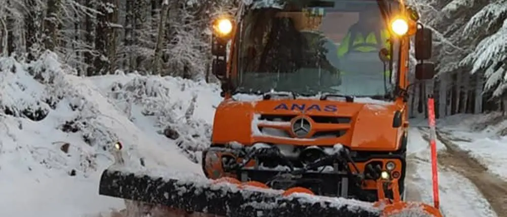 Abbondanti nevicate sulle Serre vibonesi, mezzi spazzaneve in azione